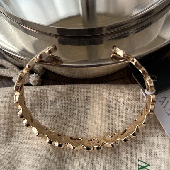 ❤️❤️❤️NWT J. Crew Gold Heart Bracelet - Picture 2 of 4